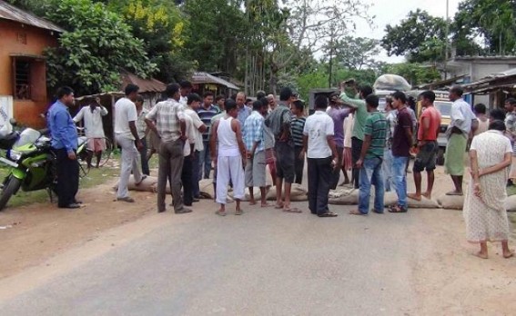 Unhygenic rice in Mid Day Meal : People blocked Kailasahar-Fatikroy Road in protest Unhygenic rice in Mid Day Meal : People blocked Kailasahar-Fatikroy Road in protest